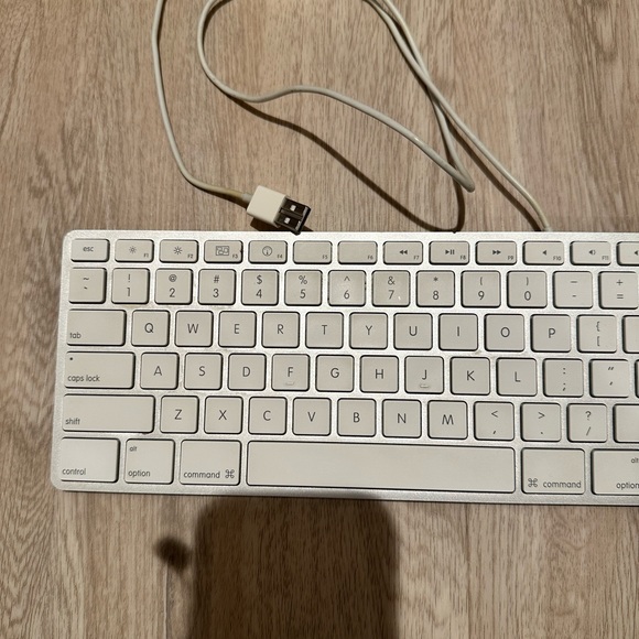 Apple full size keyboard (usb wired) - Picture 2 of 5